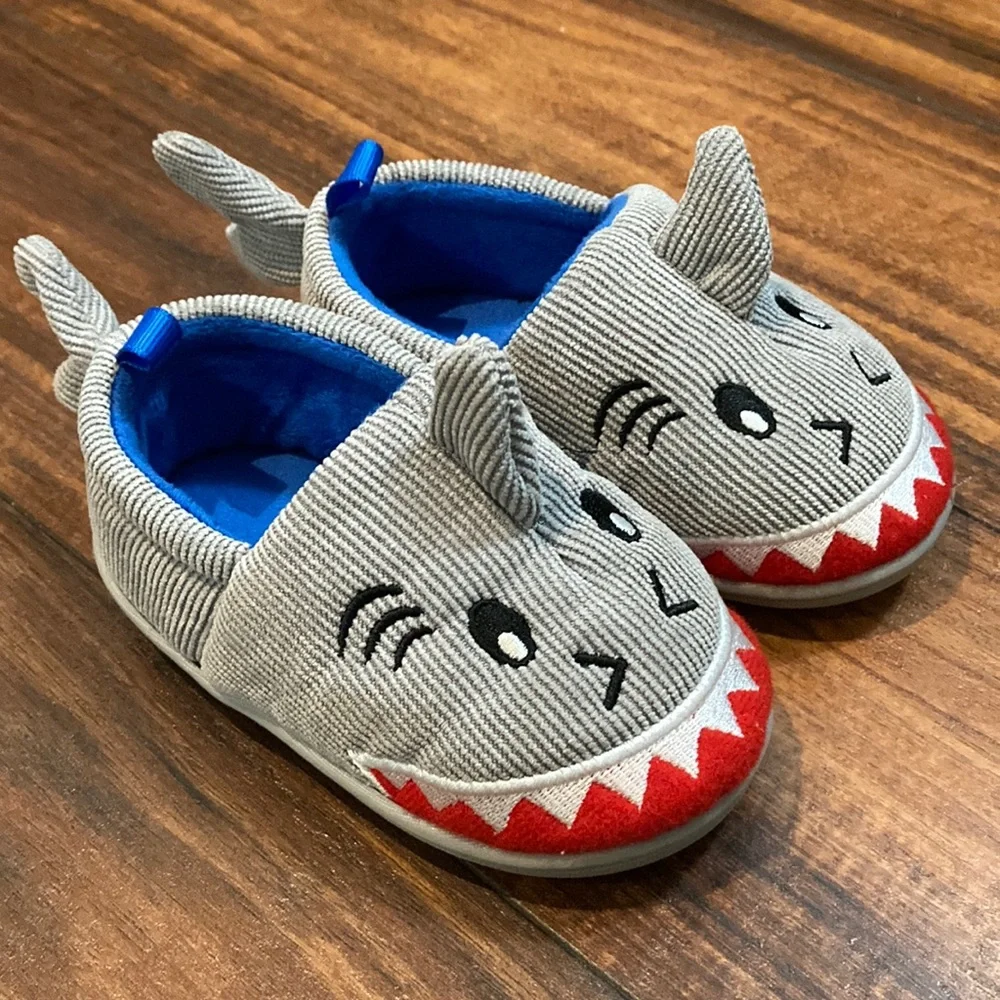 Corduroy Shark Slippers Wonder Nation Size 5 Gray